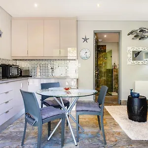 https://campsbay-sea-view-apartment.hotels-capetown.com