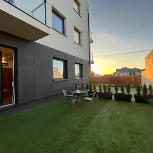 R House - Brand New With Patio And Garage Варшава