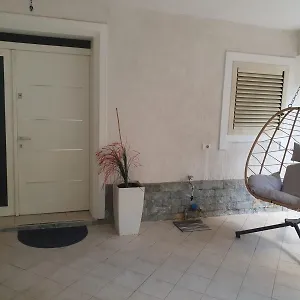 https://shkodra-27-center-house.albaniahotels.org